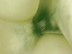 Սեռական азиатка կիսաշրջազգեստով ստանում է իր կոշտ ձեռքի լիզել մատները ախոռ, ապա լիլիթ